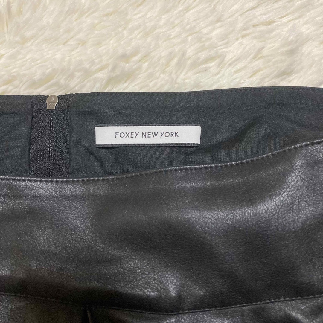 FOXEY NEW YORK(フォクシーニューヨーク)の未使用　フォクシーニューヨーク　レザー　プリーツ　フレア　スカート レディースのスカート(ひざ丈スカート)の商品写真