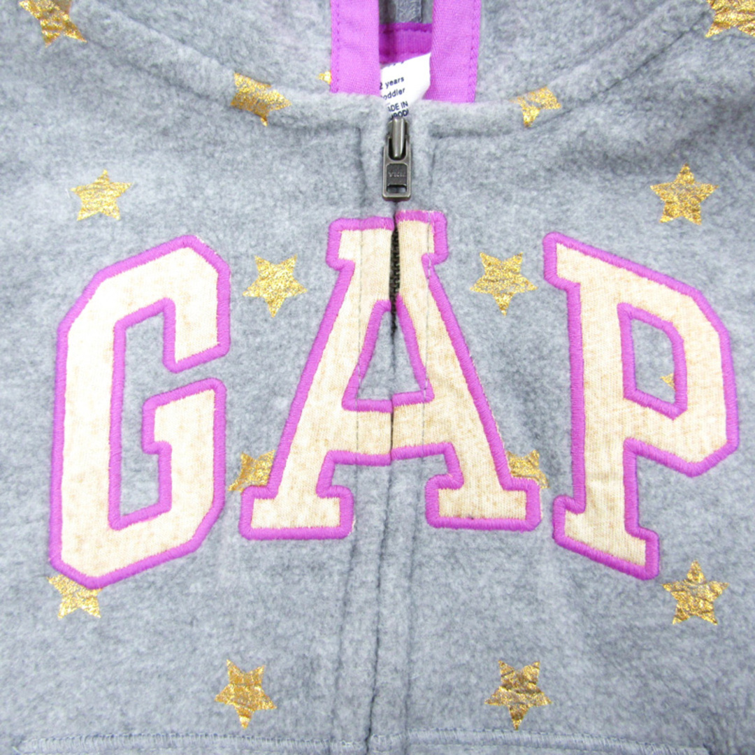 GAP(ギャップ)のギャップ ジップアップパーカー 星柄 フリース 未使用品 キッズ 女の子用 95サイズ グレー GAP キッズ/ベビー/マタニティのキッズ服女の子用(90cm~)(Tシャツ/カットソー)の商品写真