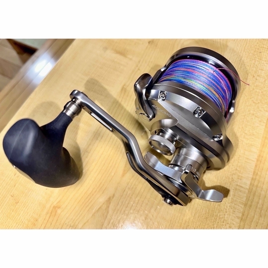 SHIMANO(シマノ)のシマノ(SHIMANO)ベイトリール両軸20オシアジガー4000HG(右) スポーツ/アウトドアのフィッシング(リール)の商品写真