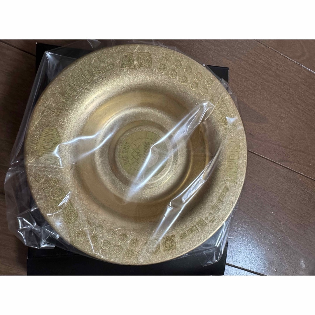 SONY(ソニー)の｢新品 レア品｣KingGnu CEREMONY TRAY 灰皿 エンタメ/ホビーのタレントグッズ(ミュージシャン)の商品写真