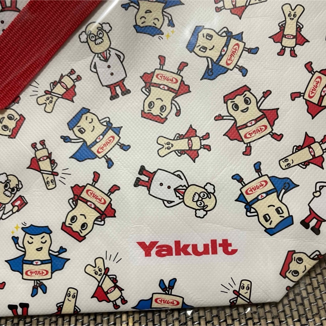 Yakult(ヤクルト)の【新品未開封】ヤクルト　非売品　保冷バッグ インテリア/住まい/日用品のキッチン/食器(弁当用品)の商品写真