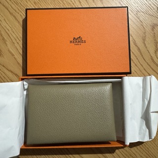 エルメス(Hermes)の【ほぼ未使用】B刻印　エルメス　カルヴィ　エトゥープ　カードケース(財布)