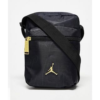 ジョーダン(Jordan Brand（NIKE）)のジョーダン エアボーン クロス  ボディ バッグ  ショルダー  バック  黒(ボディーバッグ)