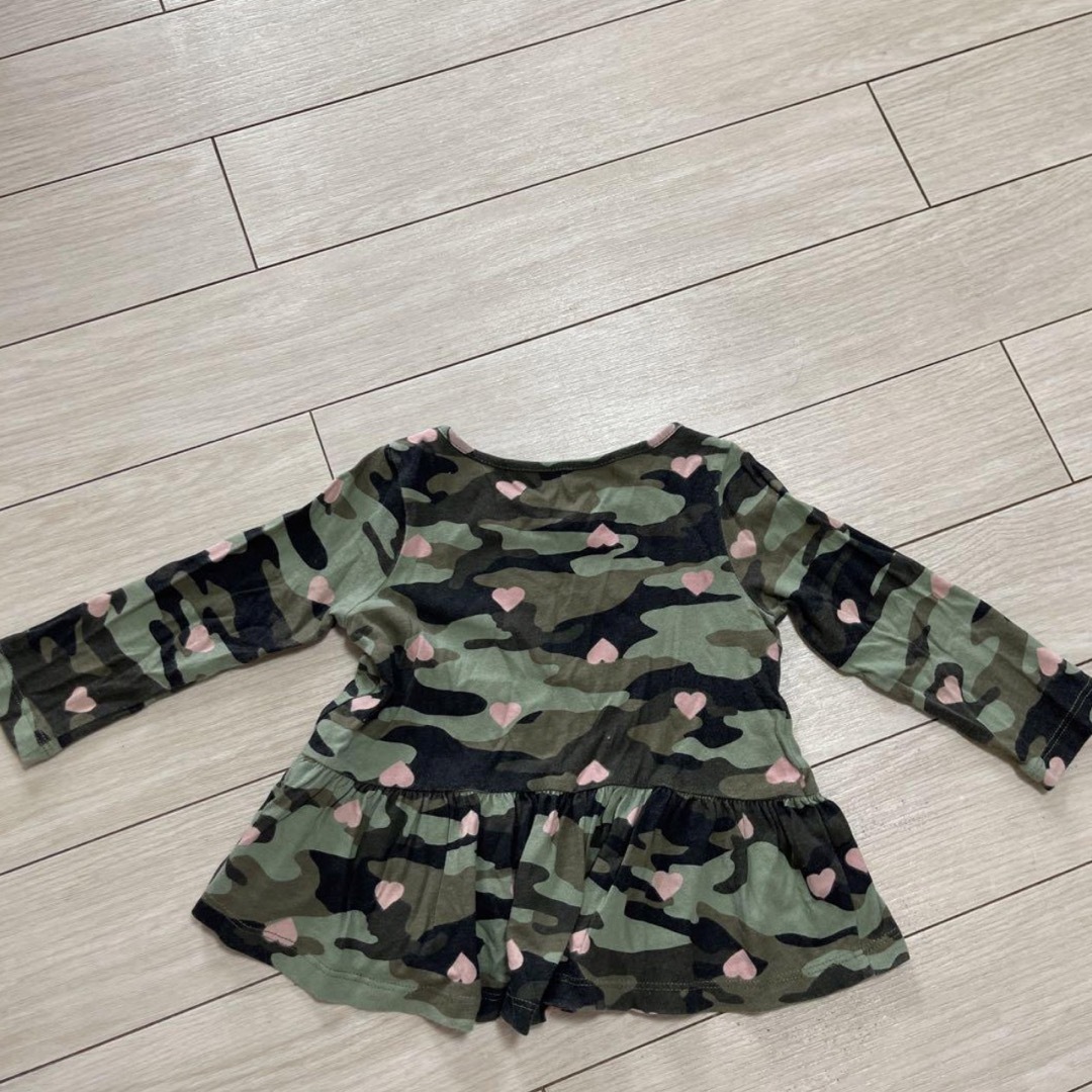 babyGAP(ベビーギャップ)のBaby GAP 迷彩トップス　80センチ キッズ/ベビー/マタニティのベビー服(~85cm)(シャツ/カットソー)の商品写真