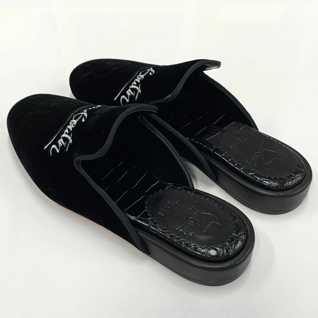 Christian Louboutin(クリスチャンルブタン)の8511 未使用 クリスチャンルブタン ベロア ロゴ フラットサンダル ブラック レディースの靴/シューズ(サンダル)の商品写真