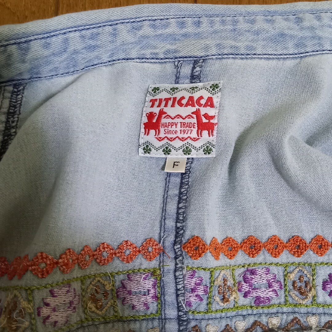 titicaca(チチカカ)のチチカカ 刺繍入りデニムシャツ FREEサイズ レディースのトップス(シャツ/ブラウス(長袖/七分))の商品写真