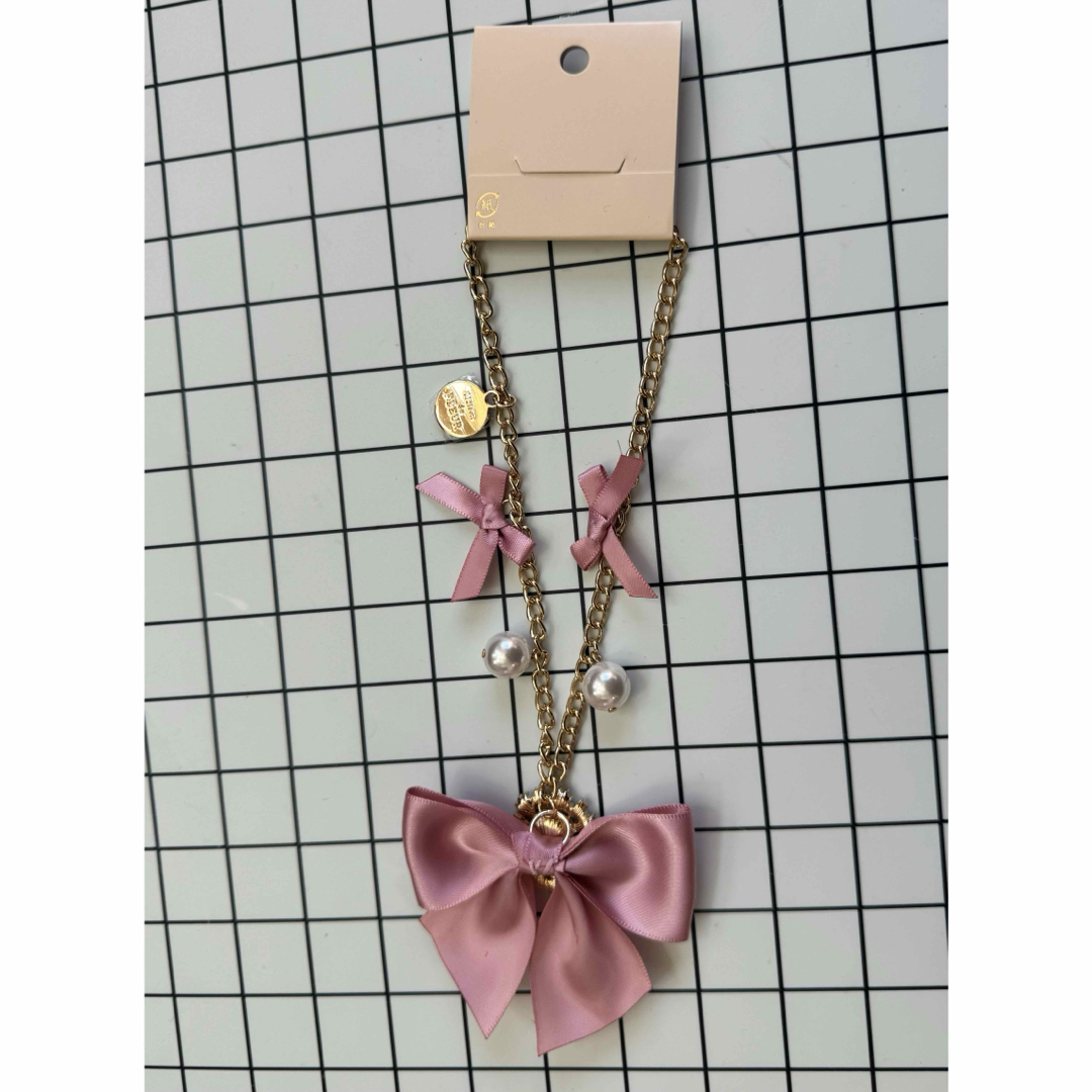 Maison de FLEUR(メゾンドフルール)のMaison de FLEUR ビジューリボンバッグチャーム　ピンク レディースのアクセサリー(チャーム)の商品写真