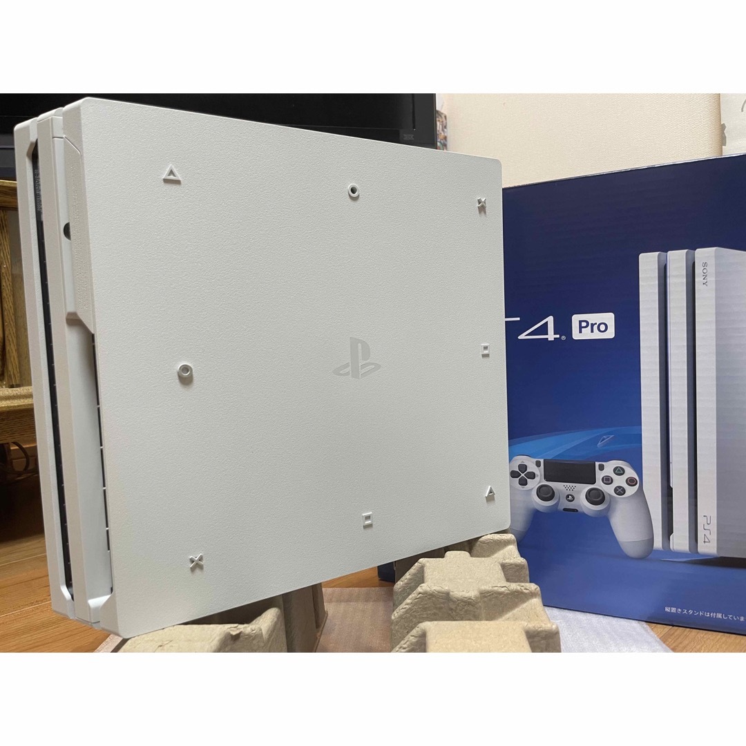 PlayStation4(プレイステーション4)の【美品】PS4 Pro 1TB グレイシャー・ホワイト CUH-7200BB02 エンタメ/ホビーのゲームソフト/ゲーム機本体(家庭用ゲーム機本体)の商品写真