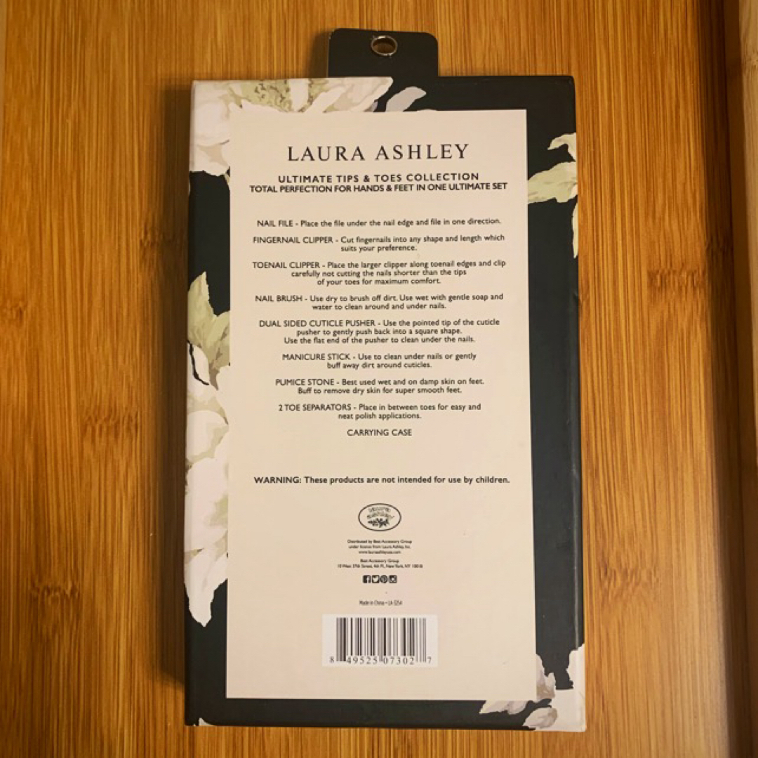 LAURA ASHLEY(ローラアシュレイ)の未使用LAURA ASHLEY USAネイルケア セット①キャリングケース付 コスメ/美容のネイル(ネイル用品)の商品写真