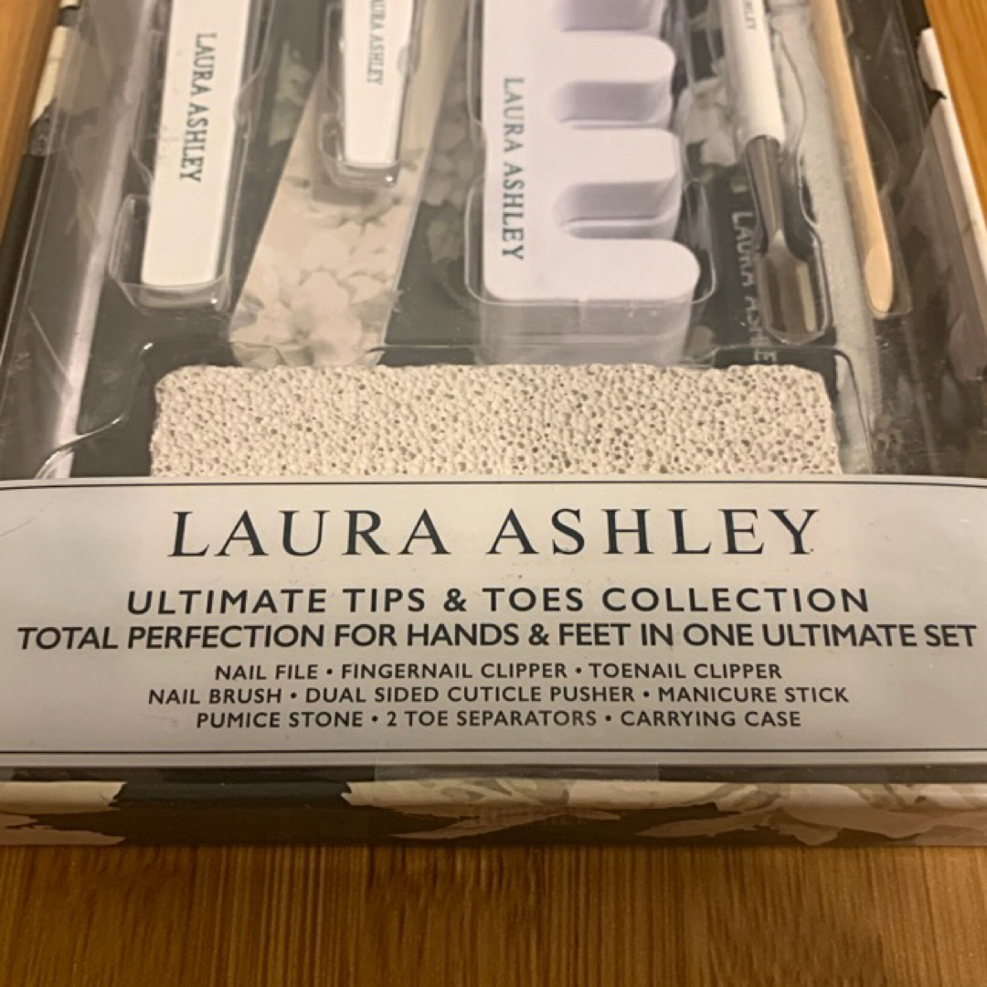 LAURA ASHLEY(ローラアシュレイ)の未使用LAURA ASHLEY USAネイルケア セット①キャリングケース付 コスメ/美容のネイル(ネイル用品)の商品写真