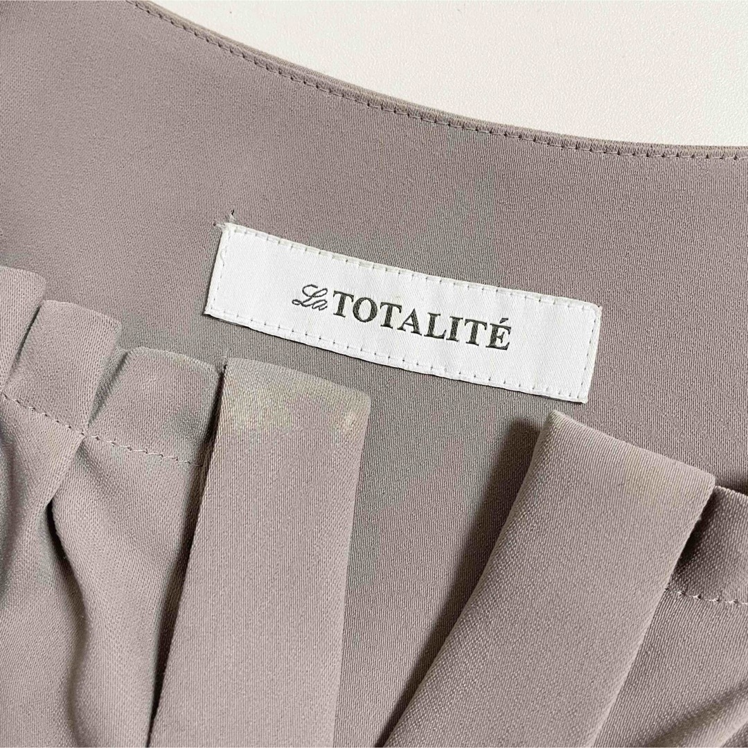 La TOTALITE(ラトータリテ)のLa TOTALITE ラトータリテ フリル ブラウス 長袖 38 美品 M レディースのトップス(シャツ/ブラウス(長袖/七分))の商品写真