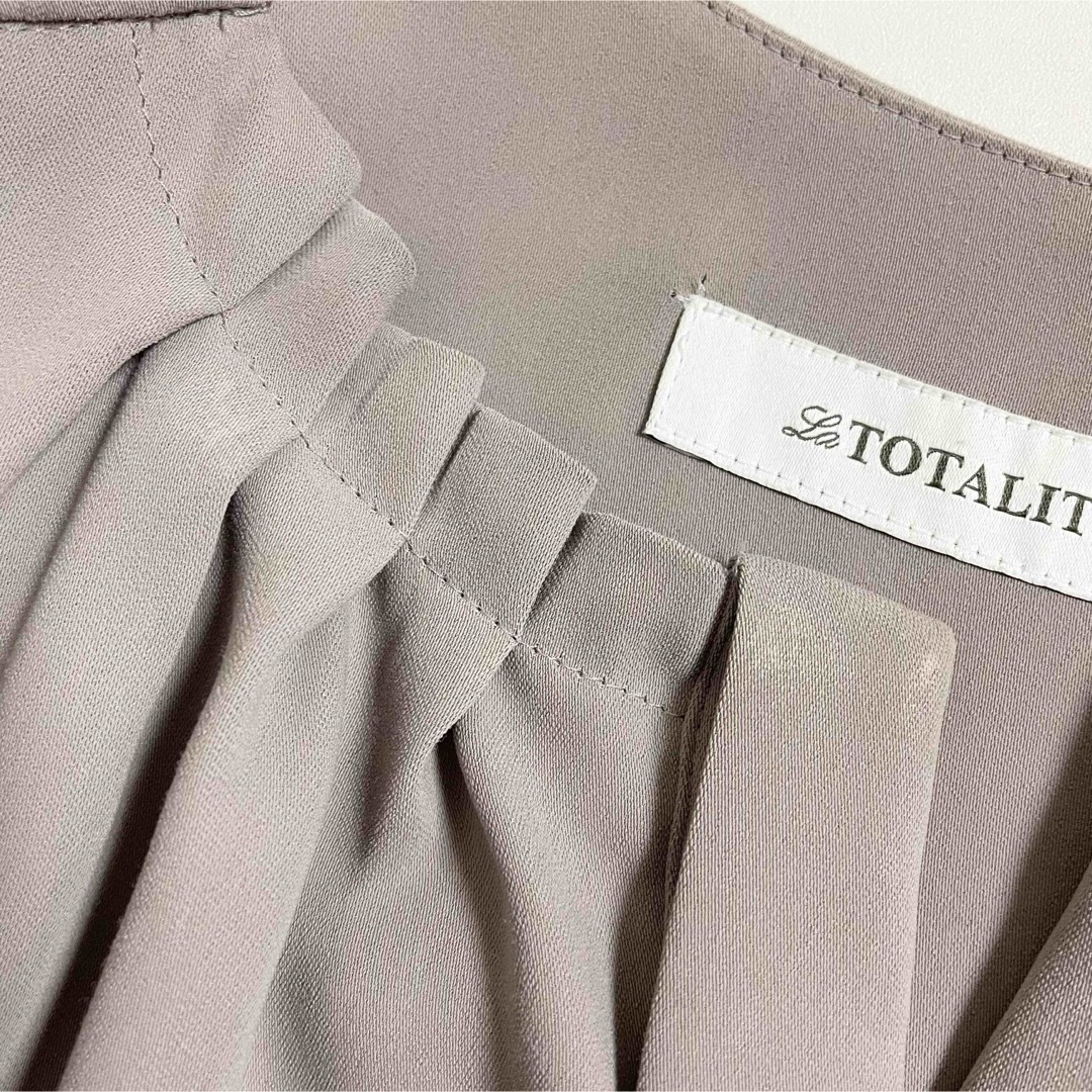 La TOTALITE(ラトータリテ)のLa TOTALITE ラトータリテ フリル ブラウス 長袖 38 美品 M レディースのトップス(シャツ/ブラウス(長袖/七分))の商品写真