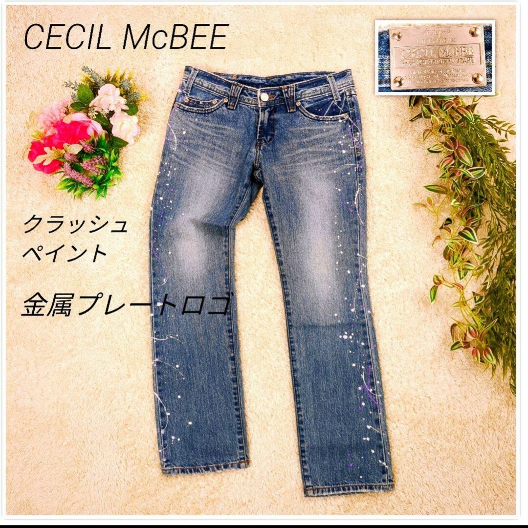 CECIL McBEE(セシルマクビー)のセシルマクビー　デニム　クラッシュペイント　プレートロゴ　金属プレート レディースのパンツ(デニム/ジーンズ)の商品写真