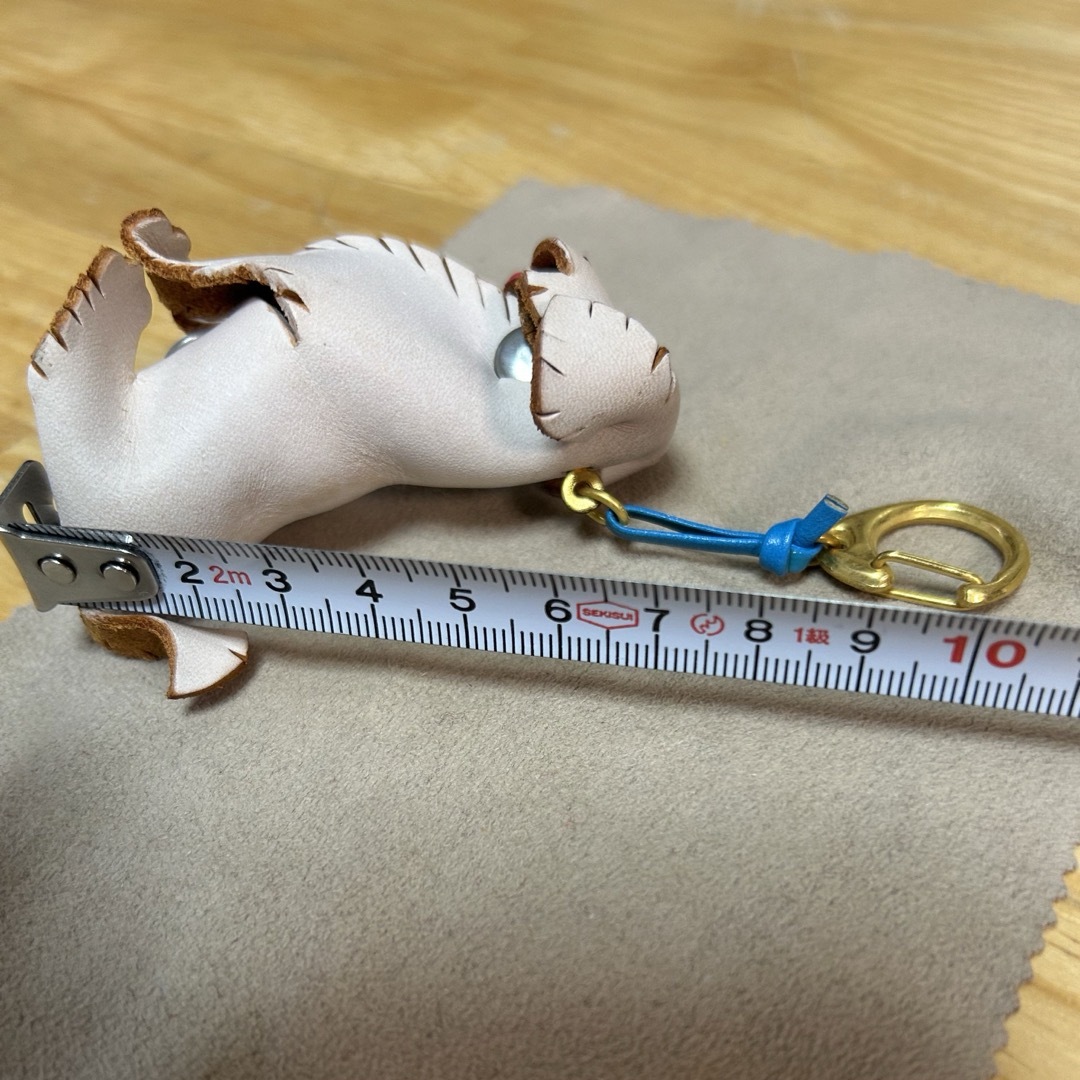 犬　キーホルダー　チャーム　革細工 レディースのファッション小物(キーホルダー)の商品写真