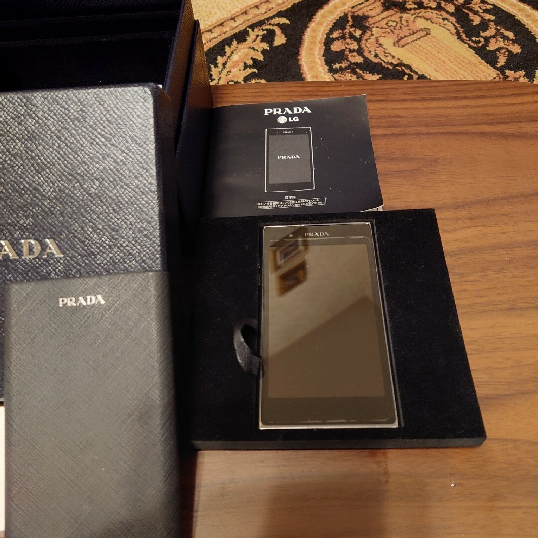 PRADA(プラダ)のPRADAスマホ、スマホケース スマホ/家電/カメラのスマートフォン/携帯電話(スマートフォン本体)の商品写真