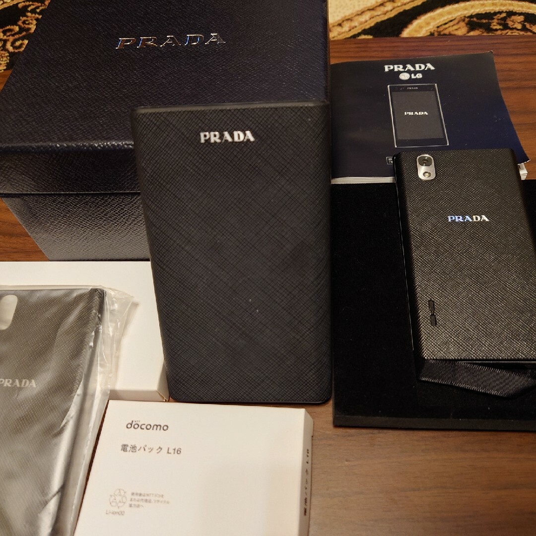 PRADA(プラダ)のPRADAスマホ、スマホケース スマホ/家電/カメラのスマートフォン/携帯電話(スマートフォン本体)の商品写真