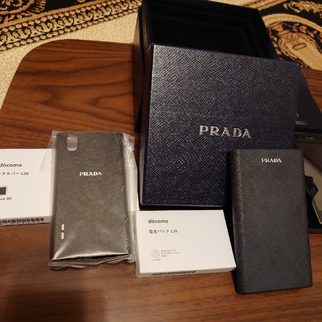 PRADA(プラダ)のPRADAスマホ、スマホケース スマホ/家電/カメラのスマートフォン/携帯電話(スマートフォン本体)の商品写真