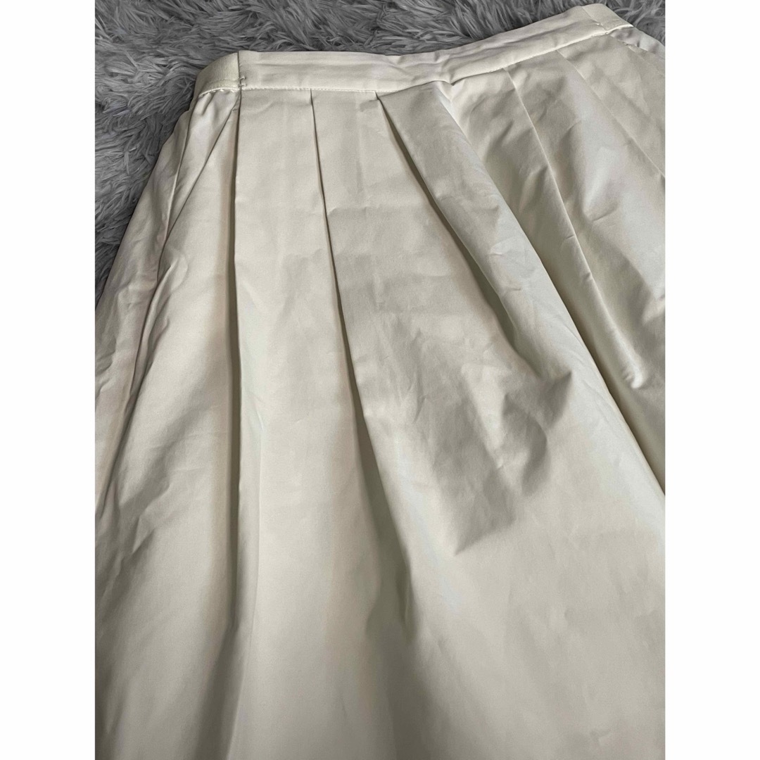 UNIQLO(ユニクロ)のユニクロ UNIQLO ハイウエストドライストレッチタックスカート S ホワイト レディースのスカート(ひざ丈スカート)の商品写真