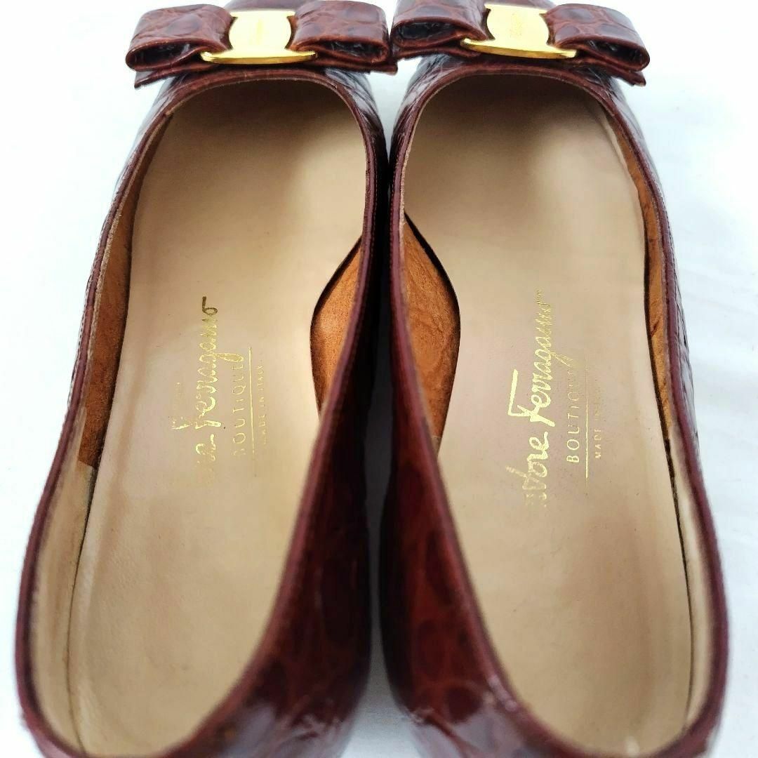 Salvatore Ferragamo(サルヴァトーレフェラガモ)の美品❤フェラガモ【Ferragamo】ヴァラ クロコ型押し  パンプス 赤茶 レディースの靴/シューズ(ハイヒール/パンプス)の商品写真