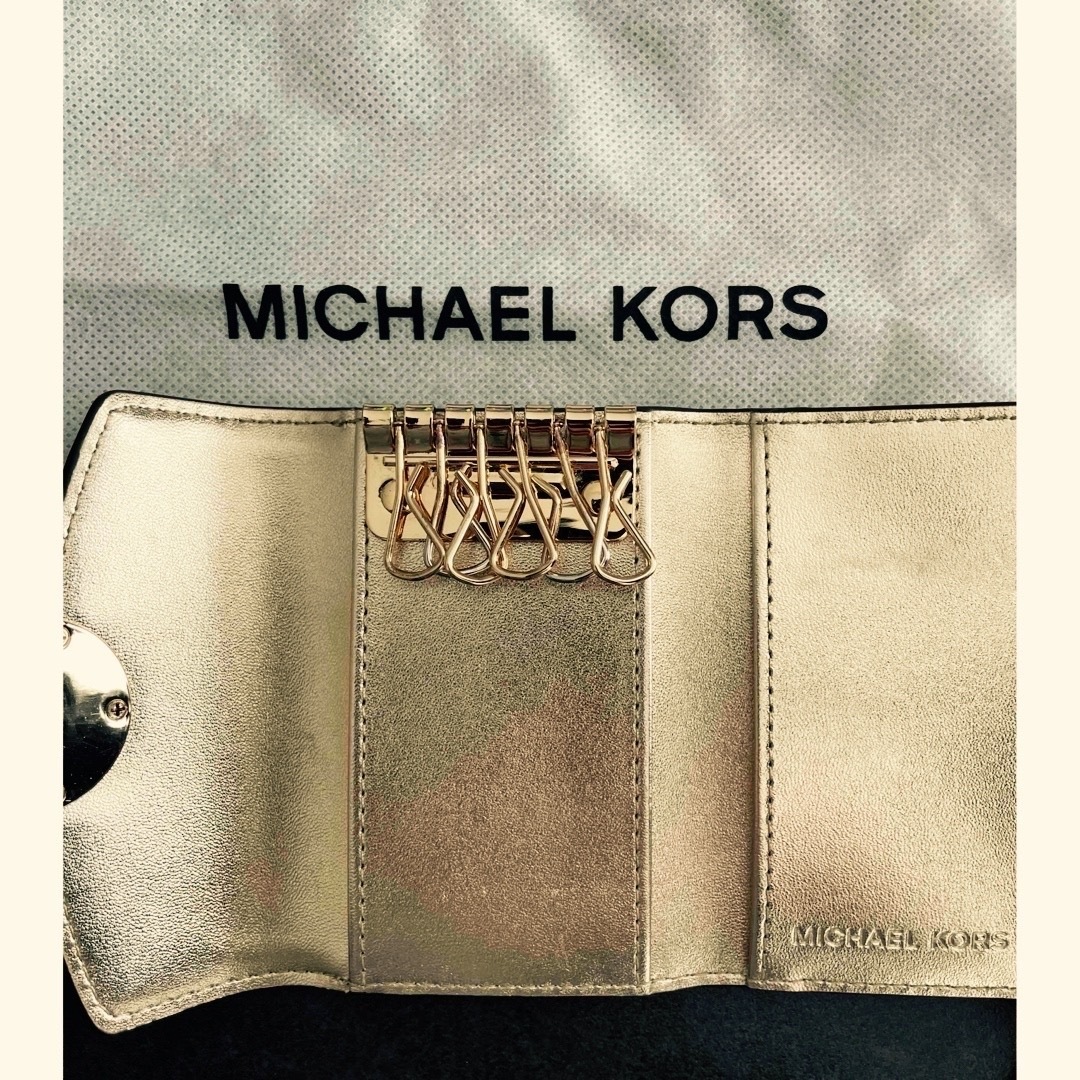 Michael Kors(マイケルコース)のMICHAEL KORS キーケース (GOLD) レディースのファッション小物(キーケース)の商品写真