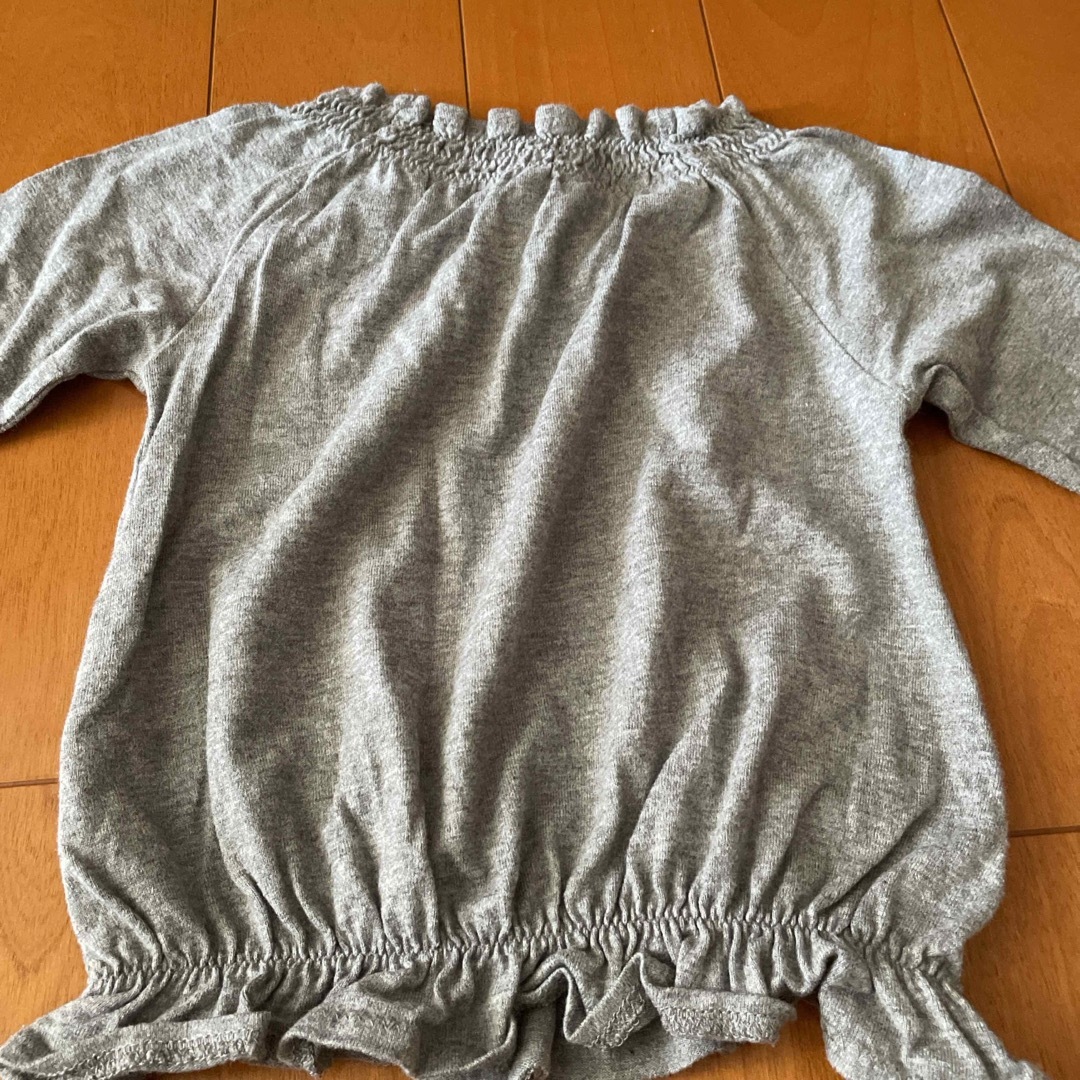 COMME CA ISM(コムサイズム)の美品コムサイズムグレーのカットソー90 キッズ/ベビー/マタニティのキッズ服女の子用(90cm~)(Tシャツ/カットソー)の商品写真