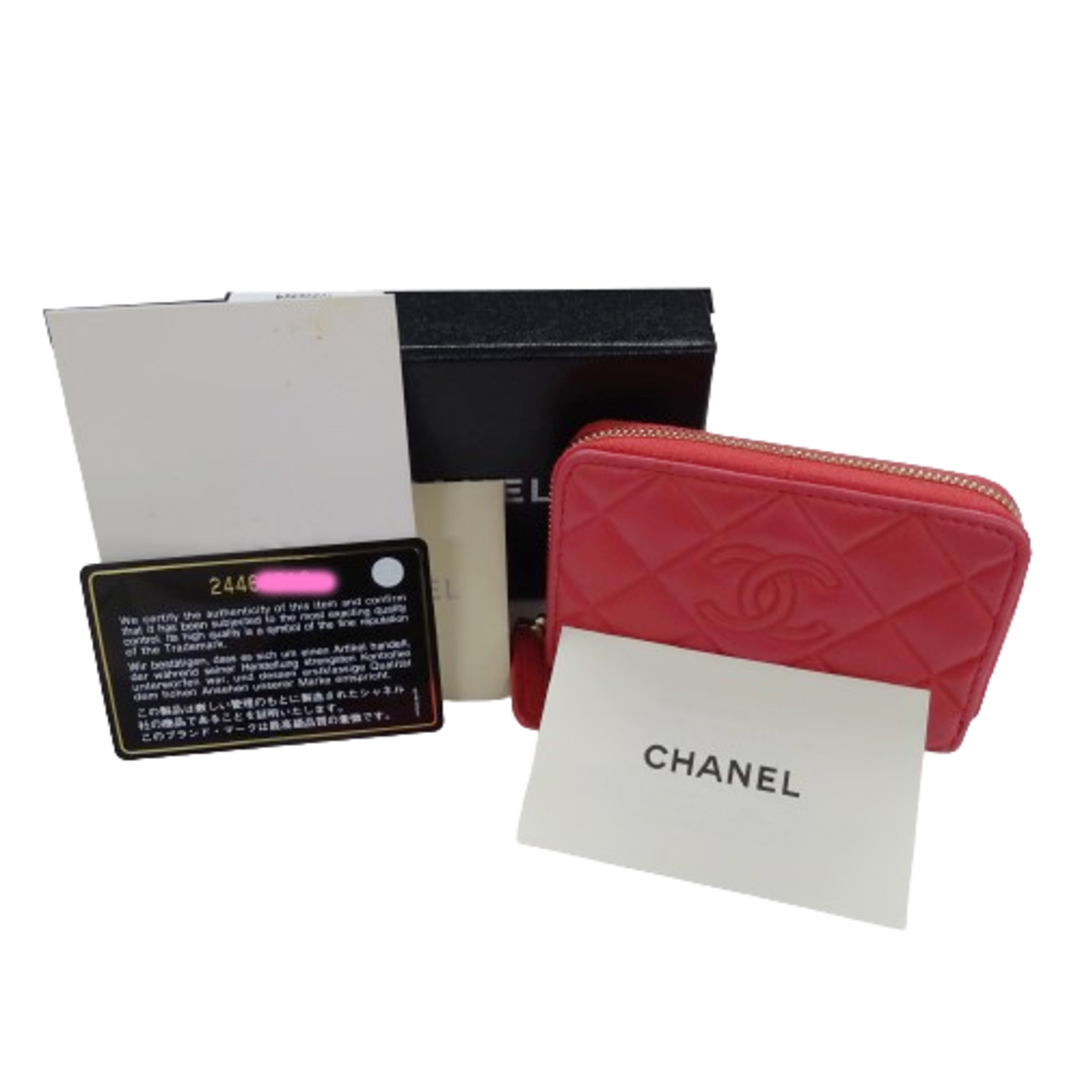 CHANEL(シャネル)のシャネル CHANEL 財布 レディース ブランド コインケース 小銭入れ カードケース ラムスキン マトラッセ ピンク ゴールド金具 ココマーク コンパクト 【中古】 レディースのファッション小物(コインケース)の商品写真