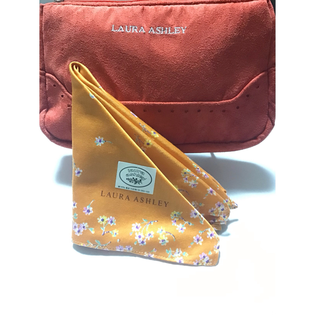 LAURA ASHLEY(ローラアシュレイ)の新品　LAURA ASHLEY　ローラアシュレイ　スエードポーチ　花柄ハンカチ レディースのファッション小物(ポーチ)の商品写真