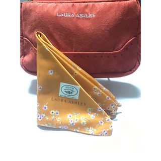 ローラアシュレイ(LAURA ASHLEY)の新品　LAURA ASHLEY　ローラアシュレイ　スエードポーチ　花柄ハンカチ(ポーチ)