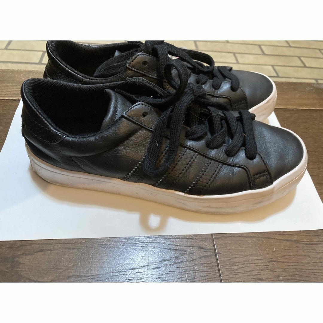 adidas(アディダス)のadidas COURTVANTAGE　ブラック　レザー レディースの靴/シューズ(スニーカー)の商品写真