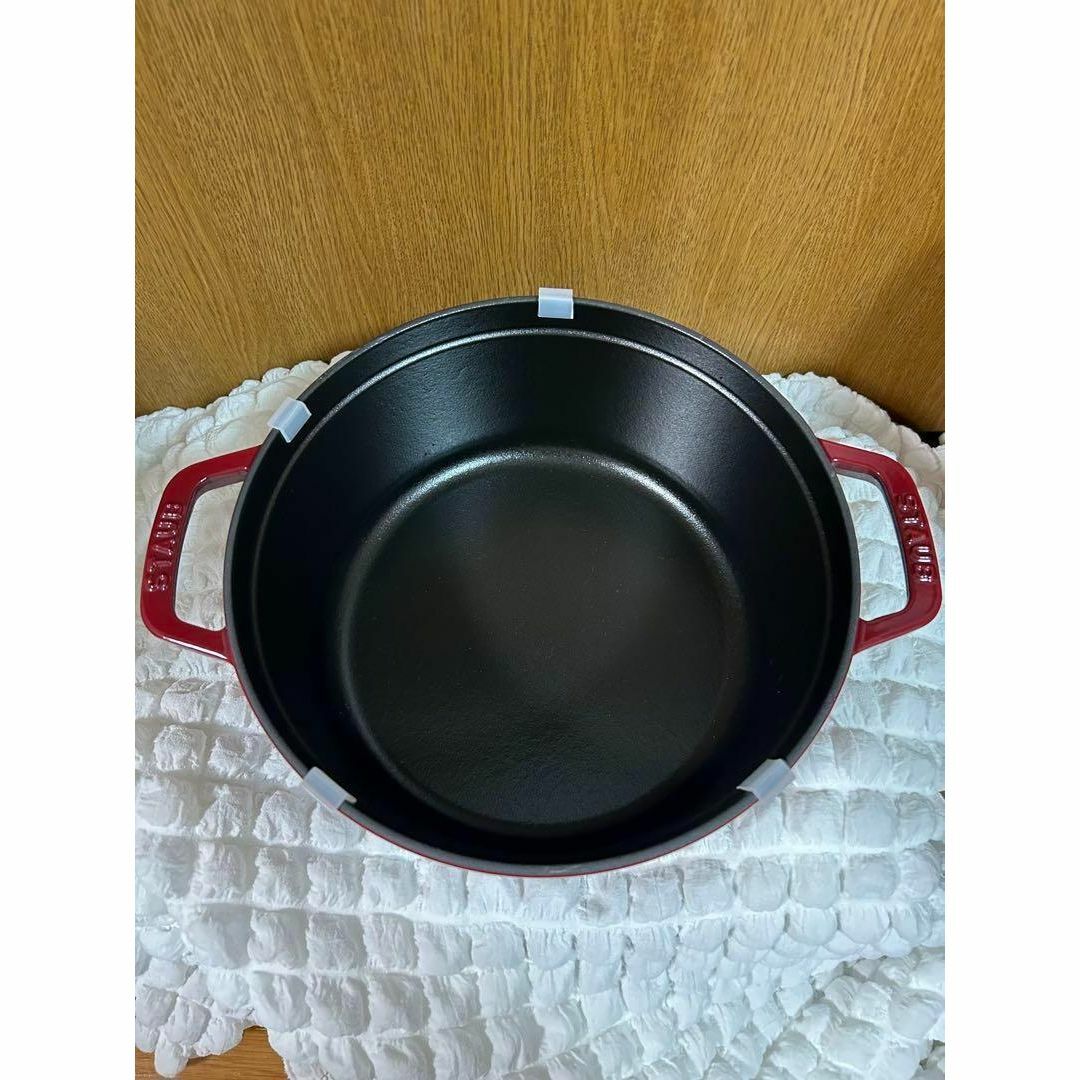 STAUB(ストウブ)のストウブ ピコ・ココット ラウンド 24cm ボルドー インテリア/住まい/日用品のキッチン/食器(鍋/フライパン)の商品写真