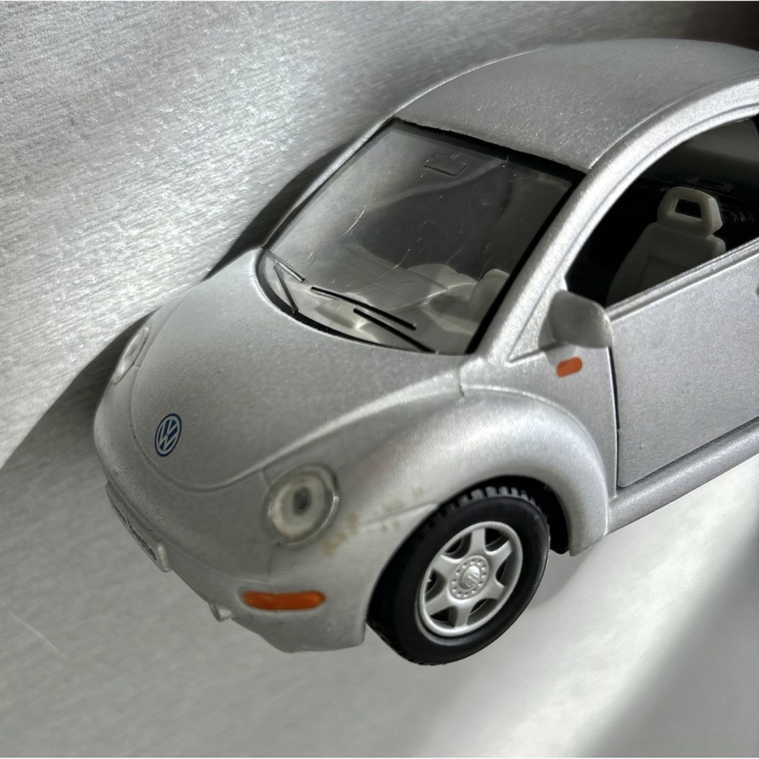 Volkswagen(フォルクスワーゲン)のミニカー Volkswagen New Beetle ニュービートル シルバー エンタメ/ホビーのおもちゃ/ぬいぐるみ(模型/プラモデル)の商品写真