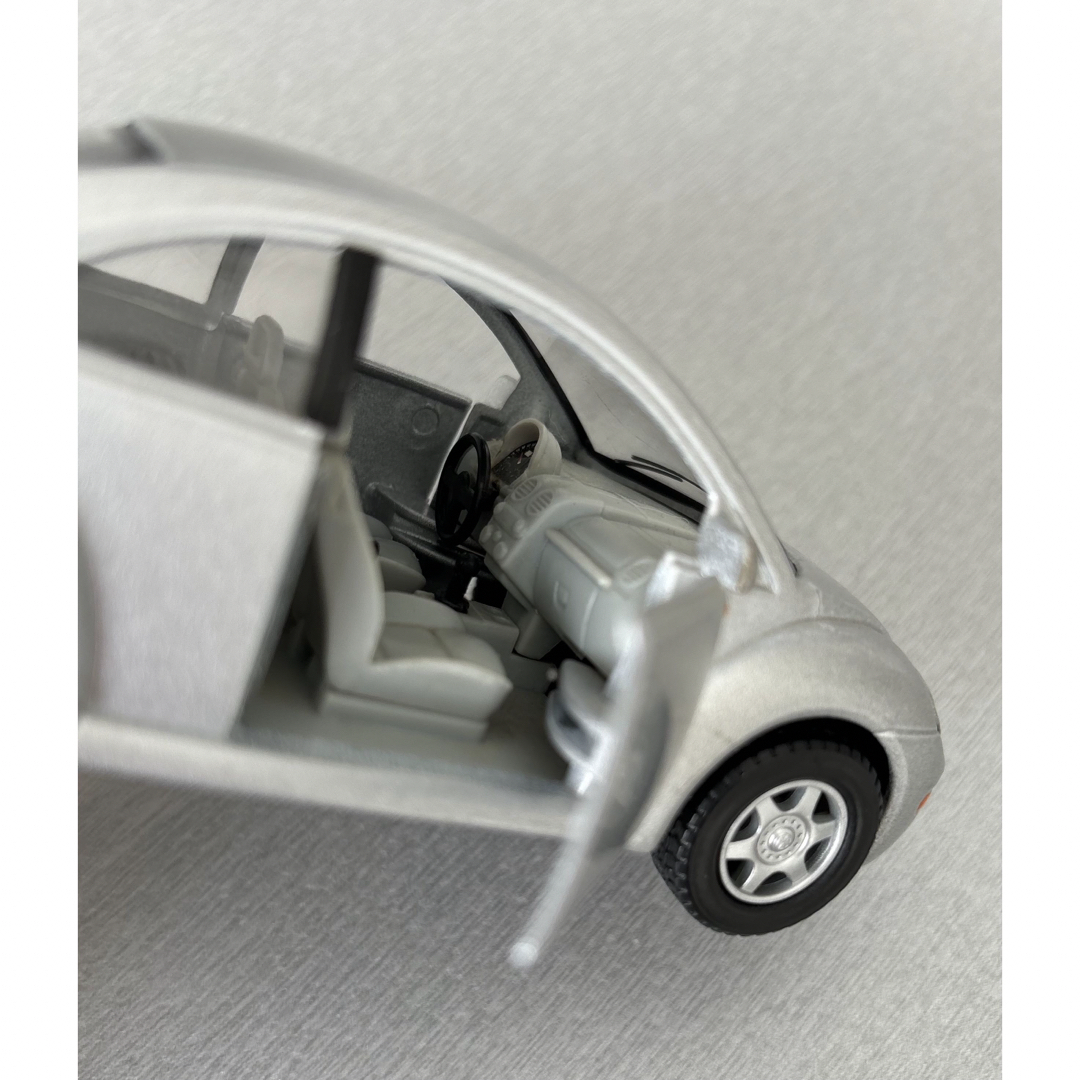 Volkswagen(フォルクスワーゲン)のミニカー Volkswagen New Beetle ニュービートル シルバー エンタメ/ホビーのおもちゃ/ぬいぐるみ(模型/プラモデル)の商品写真