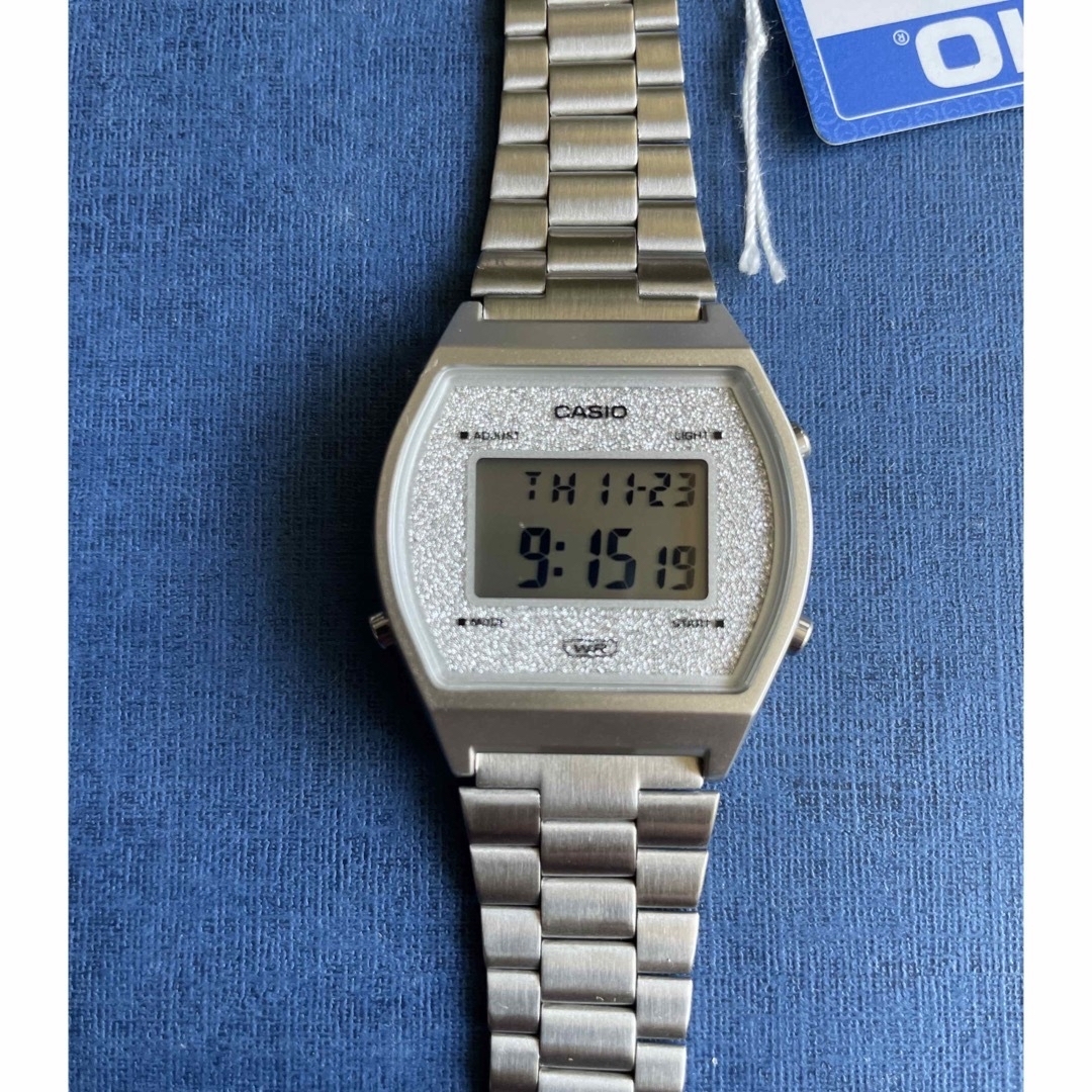 CASIO(カシオ)のカシオ　デジタル腕時計　海外逆輸入　新品　シルバーデザイン　レア商品 メンズの時計(腕時計(デジタル))の商品写真