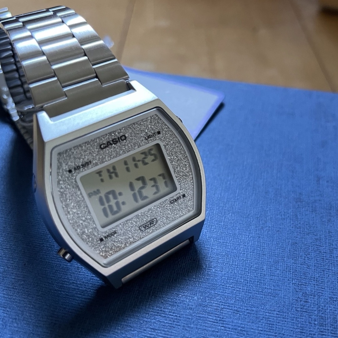 CASIO(カシオ)のカシオ　デジタル腕時計　海外逆輸入　新品　シルバーデザイン　レア商品 メンズの時計(腕時計(デジタル))の商品写真