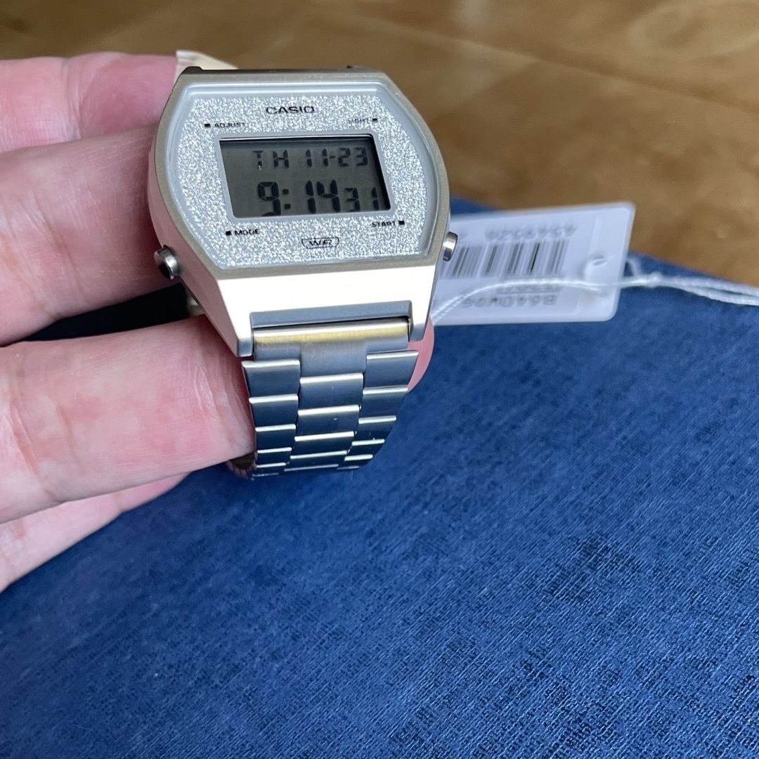 カシオ　デジタル腕時計　海外逆輸入　新品　シルバーデザイン　レア商品