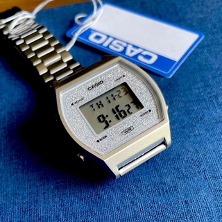カシオ(CASIO)のカシオ　デジタル腕時計　海外逆輸入　新品　シルバーデザイン　レア商品(腕時計(デジタル))