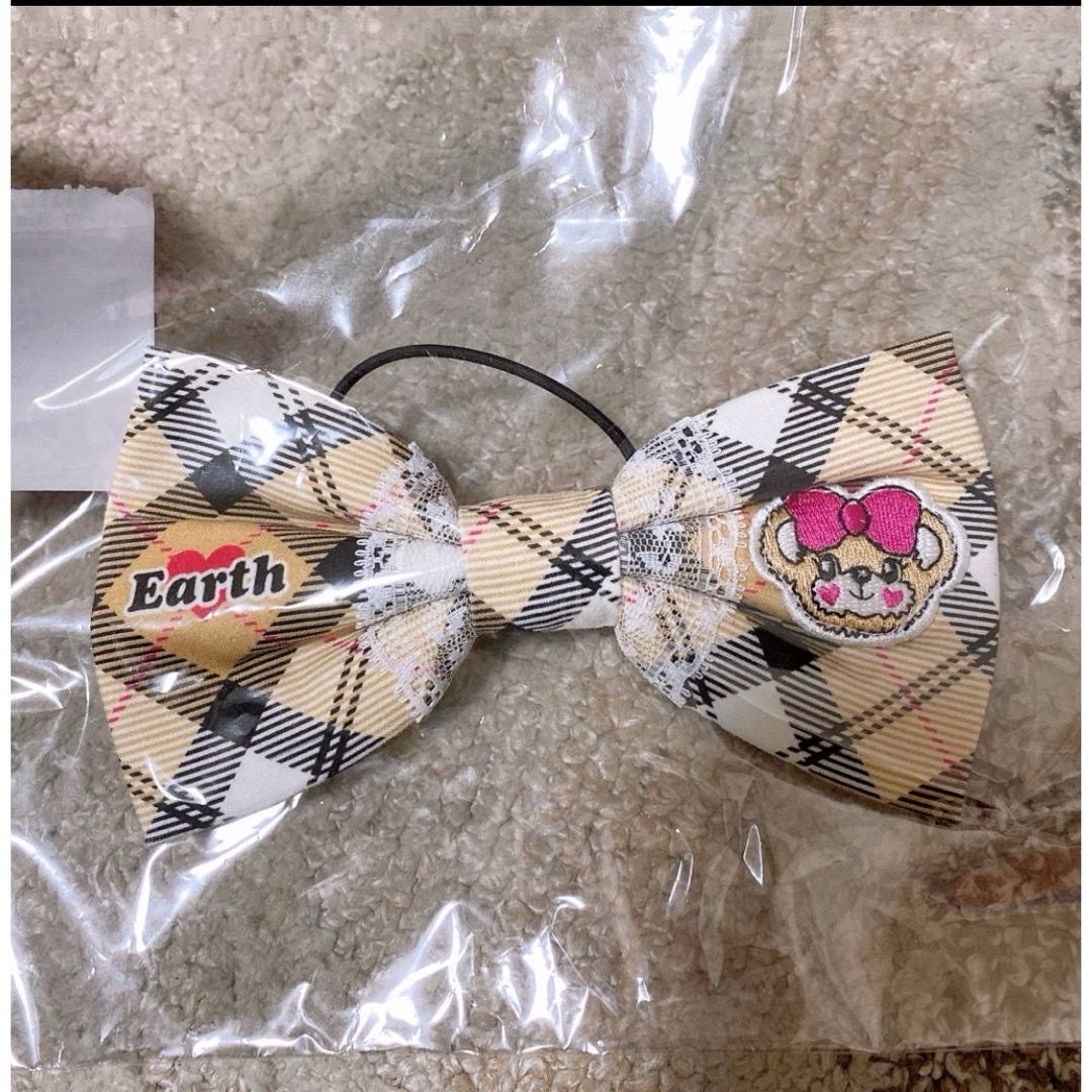 EARTHMAGIC(アースマジック)の20. 新品 タータンチェック リボン ヘアゴム ベージュ キッズ/ベビー/マタニティのこども用ファッション小物(その他)の商品写真