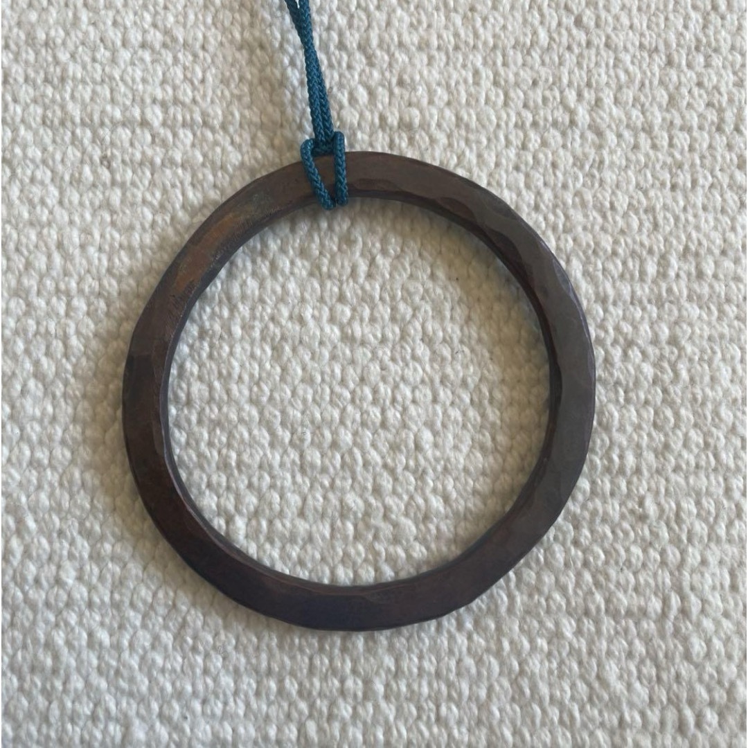 ハンドメイド　鍛金　銅　黒染め　リング　輪っか　丸　ネックレス ハンドメイドのアクセサリー(ネックレス)の商品写真