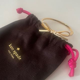 ケイトスペードニューヨーク(kate spade new york)の美品❤️ケイトスペード♠️リボンバングル ゴールド(ブレスレット/バングル)