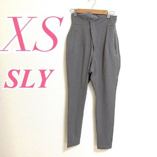 スライ(SLY)のスライ　テーパードパンツ　XS　グレー　ハイウエスト　きれいめ　ポリ　レーヨン(カジュアルパンツ)