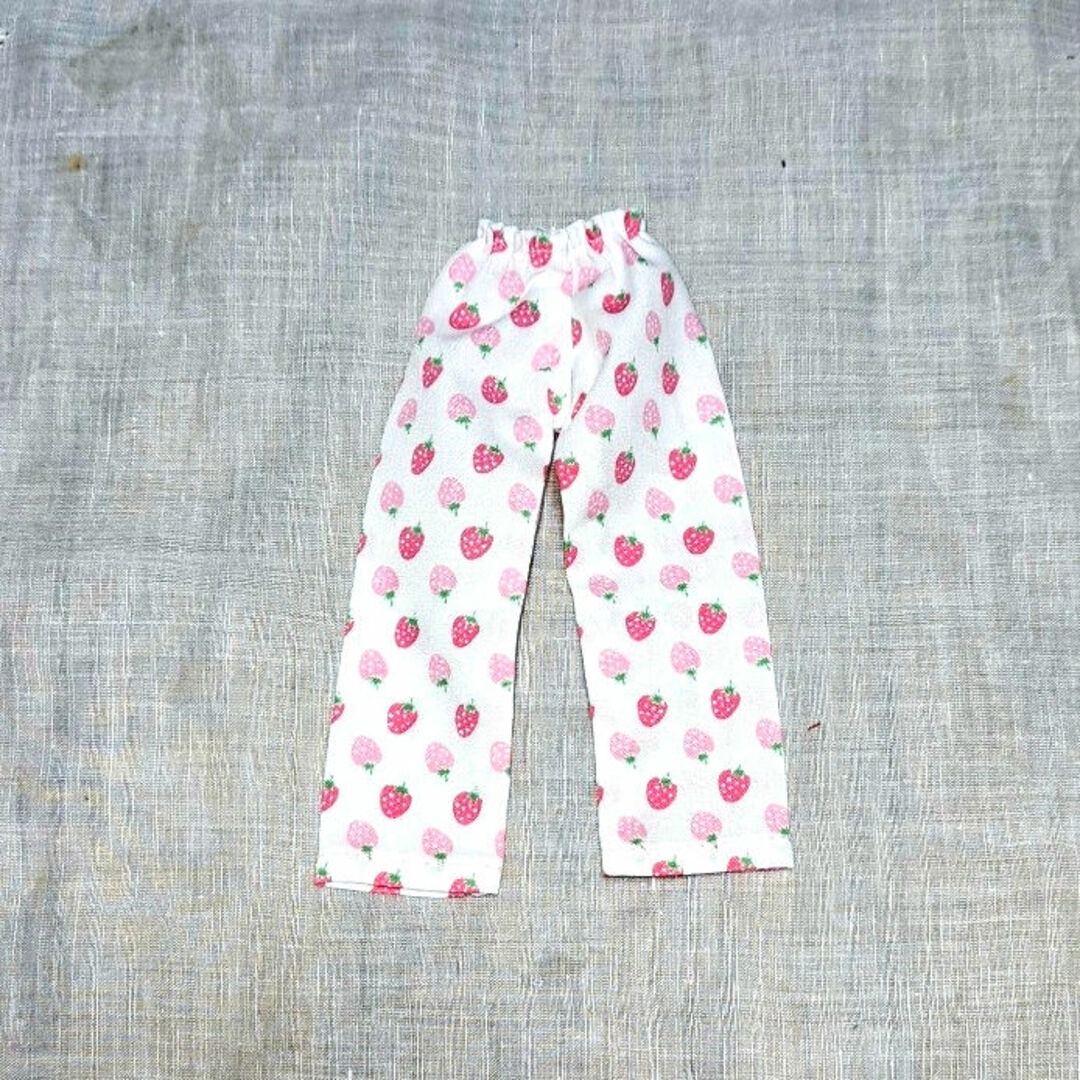 リカちゃんのパジャマ&パンツ　(いちご) ハンドメイドのぬいぐるみ/人形(人形)の商品写真