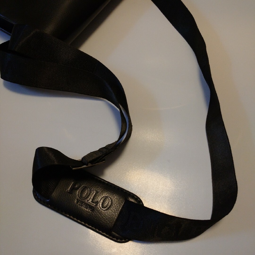 POLO（RALPH LAUREN）(ポロ)のPOLO VIDENG 　ショルダーバッグ　黒　レザー　縦型　わずかな折れあり メンズのバッグ(ショルダーバッグ)の商品写真