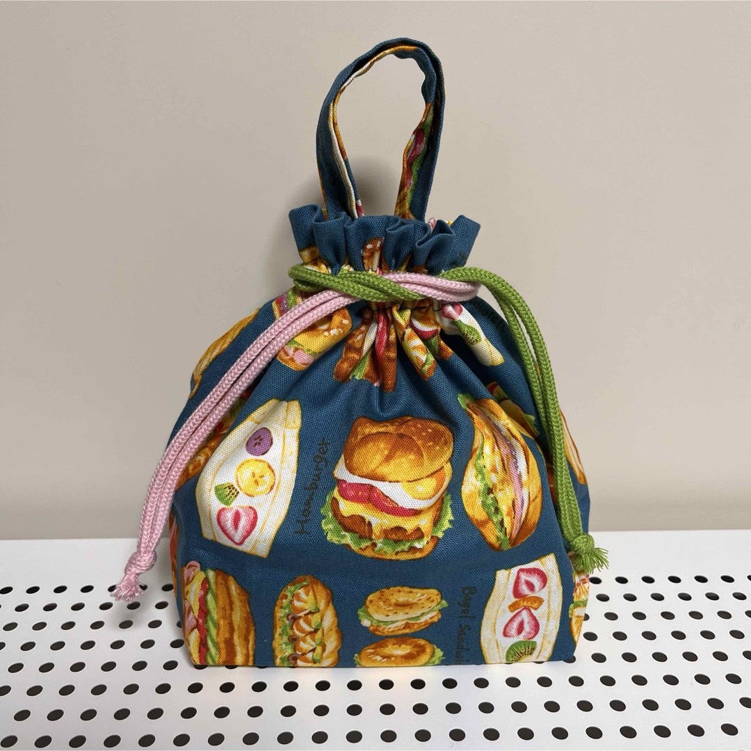 パン柄 持ち手付きお弁当袋 ハンドメイド キッズ/ベビー/マタニティのこども用バッグ(ランチボックス巾着)の商品写真