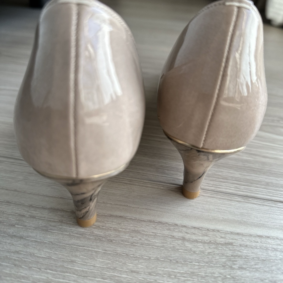 Launa Lea(ラウナレア)のラウナレア Launa lea rich ゴールドラインパンプス22.5cm レディースの靴/シューズ(ハイヒール/パンプス)の商品写真
