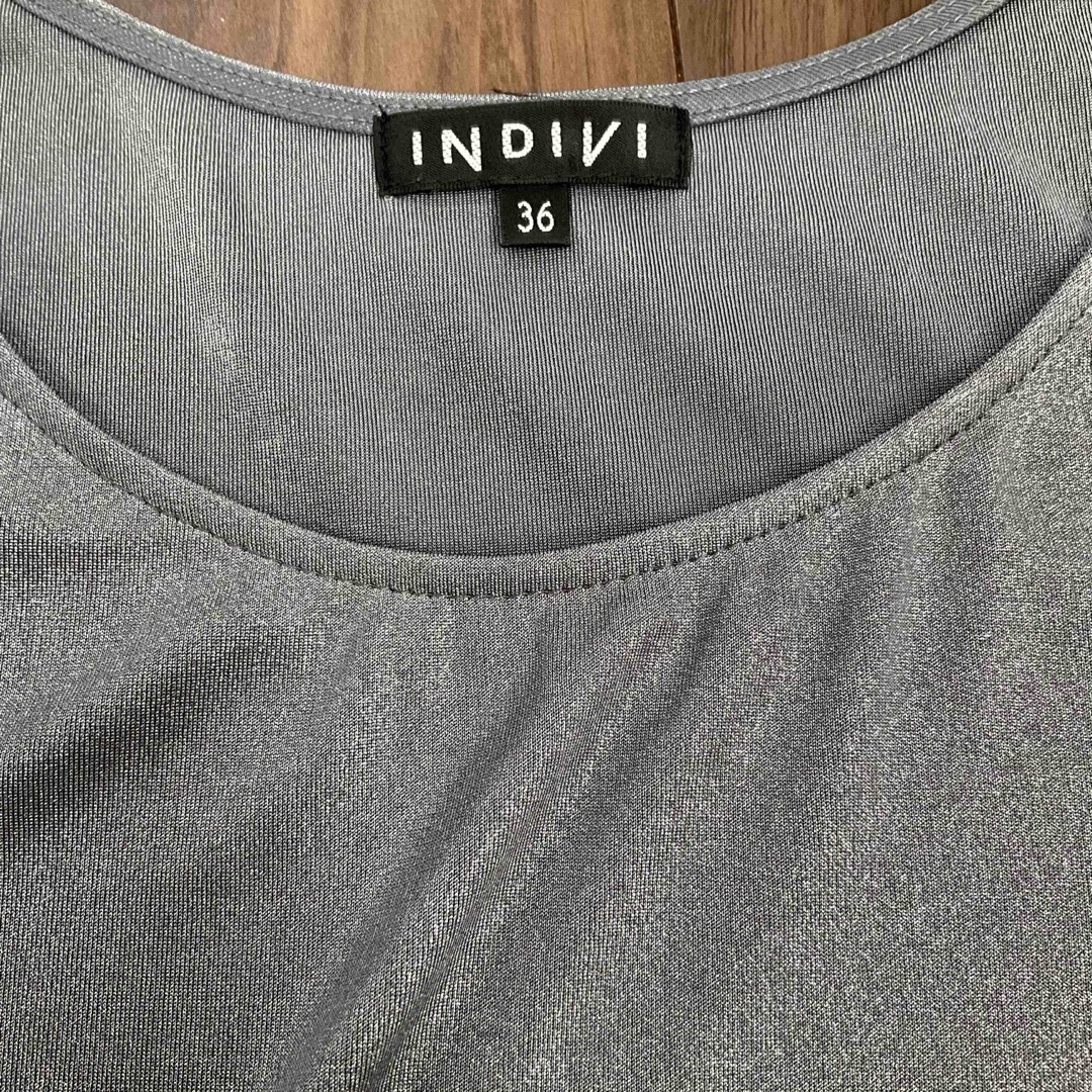 INDIVI(インディヴィ)のINDIVI インディヴィ トップス インナー ノースリーブ グレー カットソー レディースのトップス(カットソー(半袖/袖なし))の商品写真