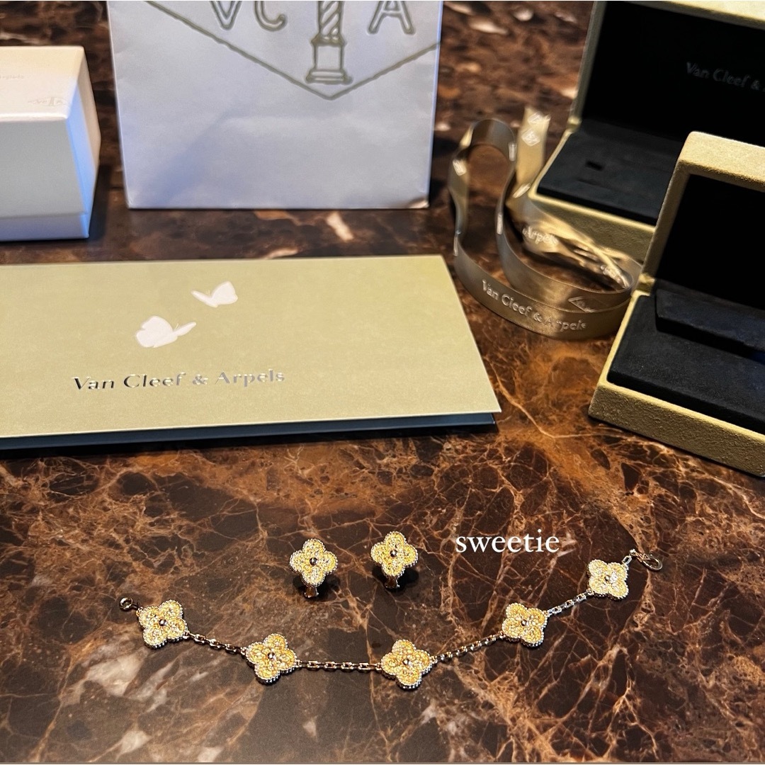 Van Cleef & Arpels(ヴァンクリーフアンドアーペル)のhana様専用　ヴァンクリーフ＆アーペル アルハンブラ  ピアス  ミモザ レディースのアクセサリー(ピアス)の商品写真