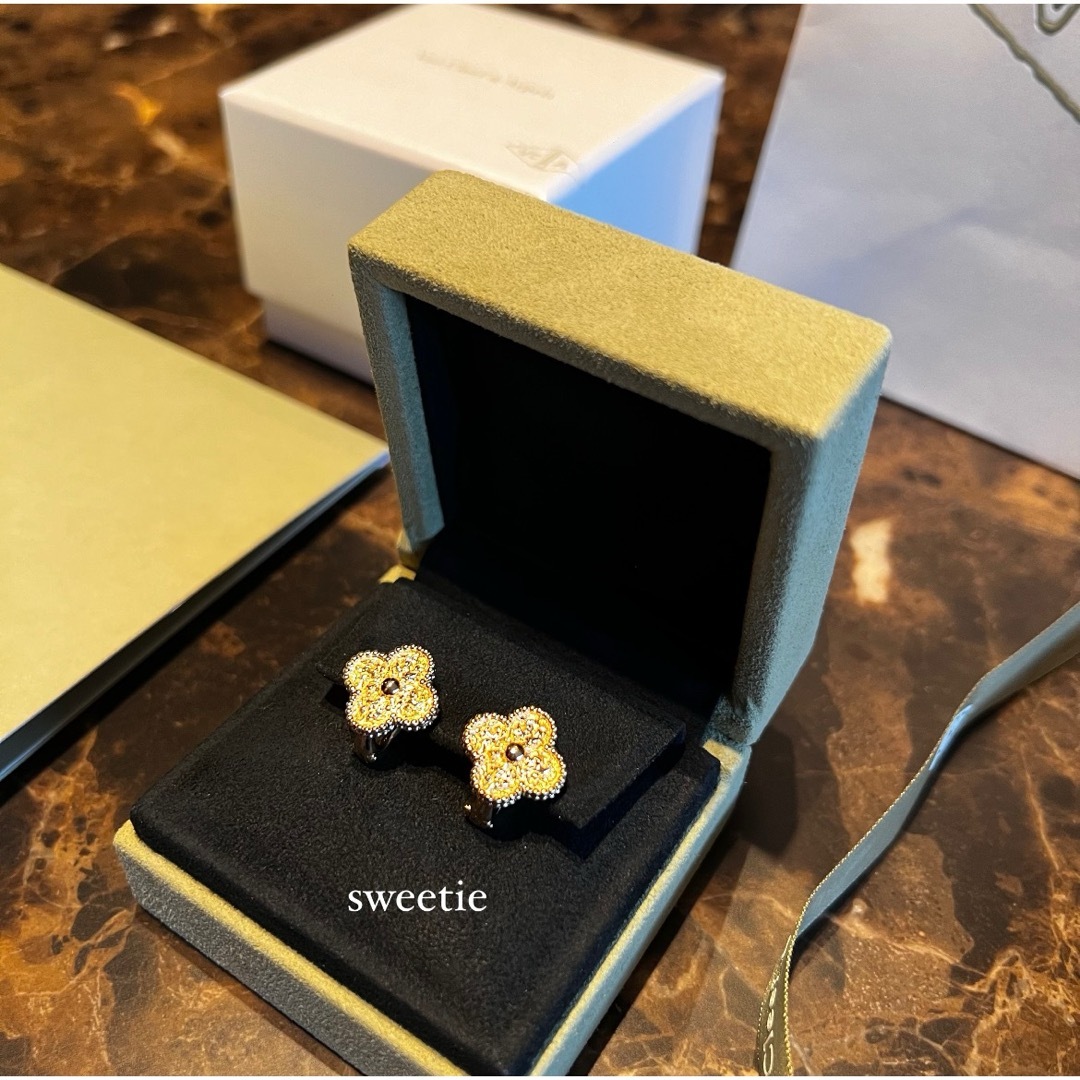 Van Cleef & Arpels(ヴァンクリーフアンドアーペル)のhana様専用　ヴァンクリーフ＆アーペル アルハンブラ  ピアス  ミモザ レディースのアクセサリー(ピアス)の商品写真