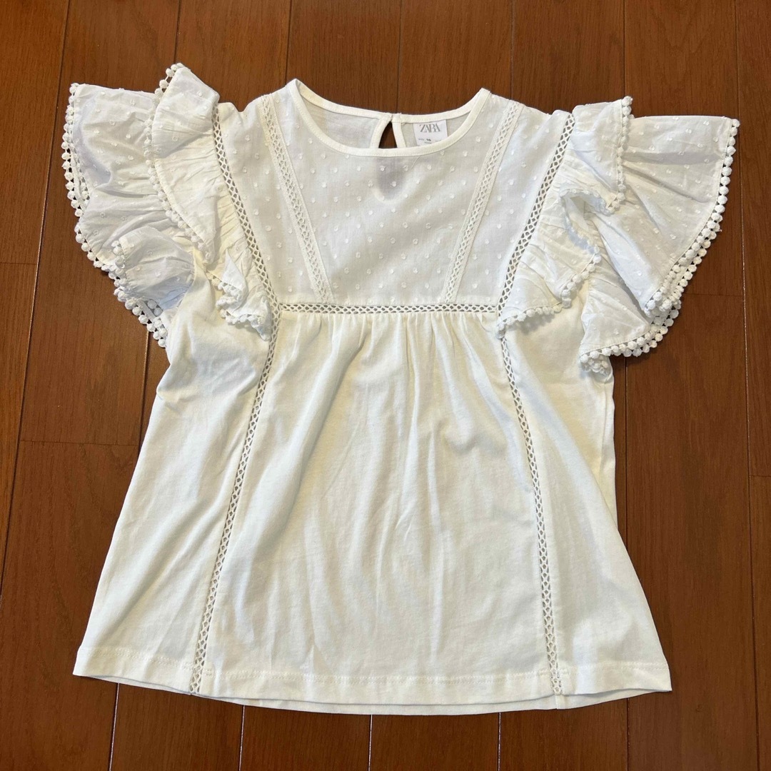 ZARA KIDS(ザラキッズ)のZARA 140cm 白フリルトップス キッズ/ベビー/マタニティのキッズ服女の子用(90cm~)(Tシャツ/カットソー)の商品写真