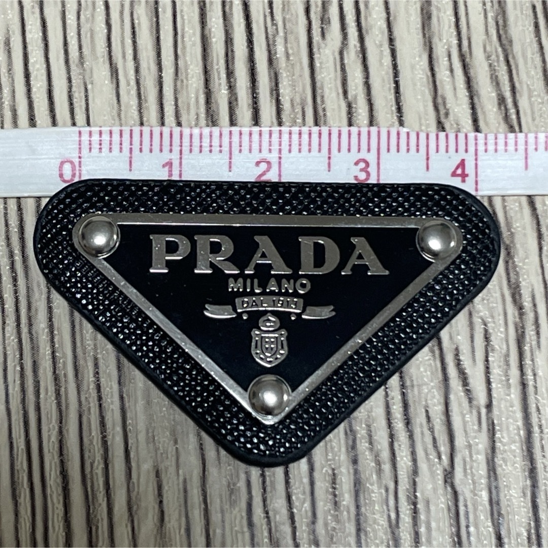 PRADA(プラダ)の【2枚】PRADA プラダ  ロゴプレート ロゴパーツ ブラック メタル 新品 ハンドメイドの素材/材料(各種パーツ)の商品写真