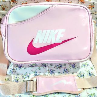 ナイキ(NIKE)の[ショルダーバッグ]NIKE　シューズバック/ショルダーバッグ　エナメル調ピンク(ショルダーバッグ)